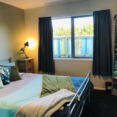 A Little Bit Beachy Modern Guest Room And Private Toilet Christchurch Bagian luar foto