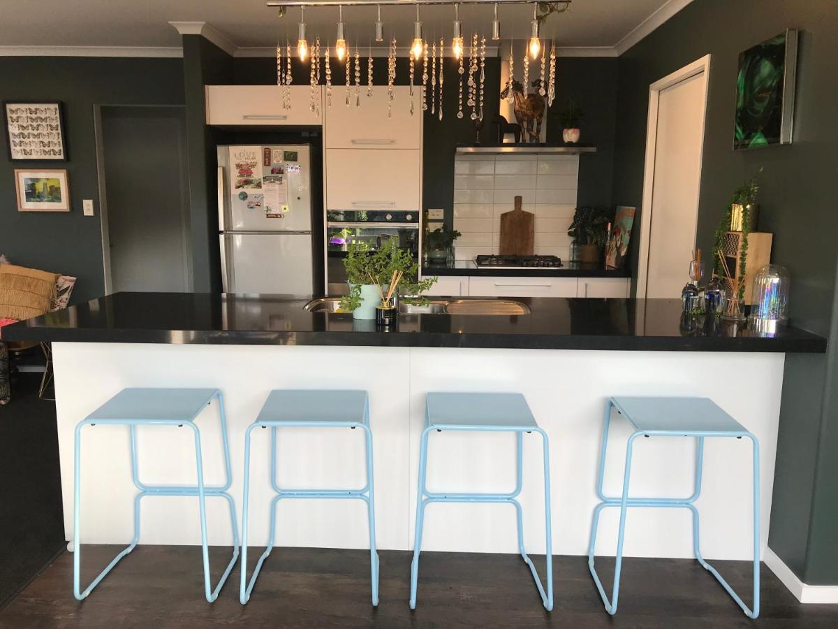 A Little Bit Beachy Modern Guest Room And Private Toilet Christchurch Bagian luar foto
