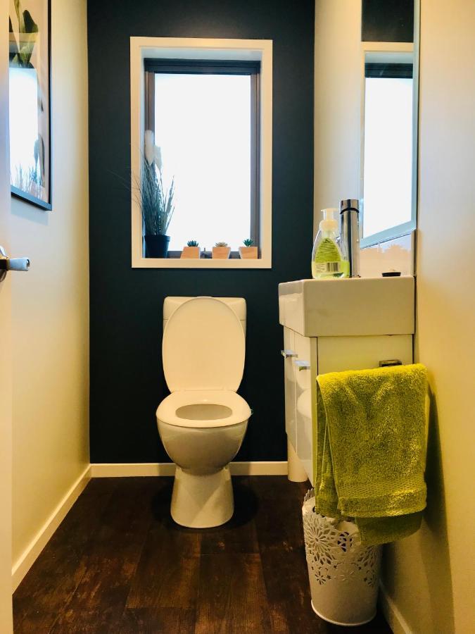 A Little Bit Beachy Modern Guest Room And Private Toilet Christchurch Bagian luar foto