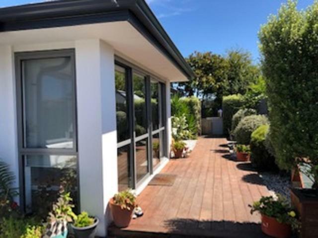 A Little Bit Beachy Modern Guest Room And Private Toilet Christchurch Bagian luar foto
